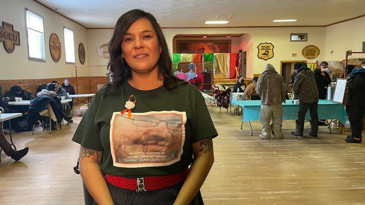 Natalie Clyke est debout au milieu d'un refuge pour sans-abri à Prince Albert.