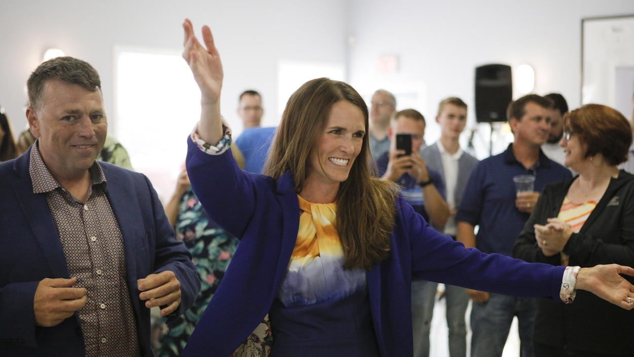Natalie Jameson, toute souriante, célèbre sa victoire.
