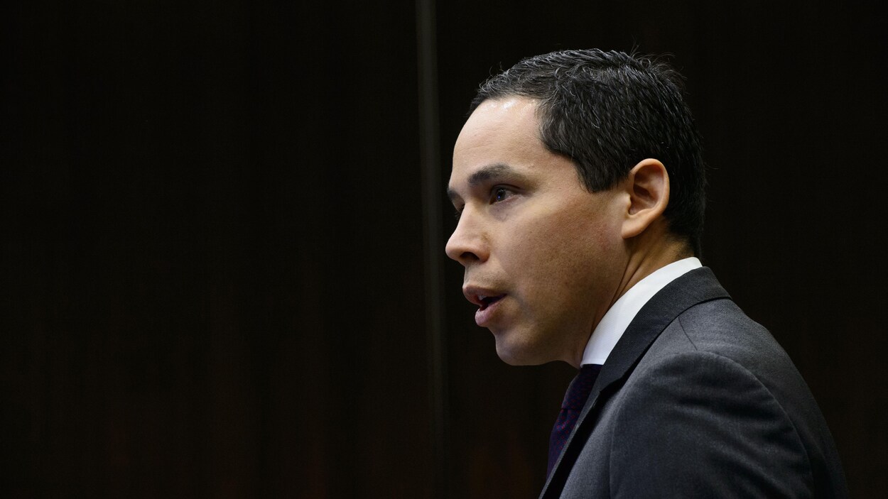 Natan Obed parle en conférence de presse.