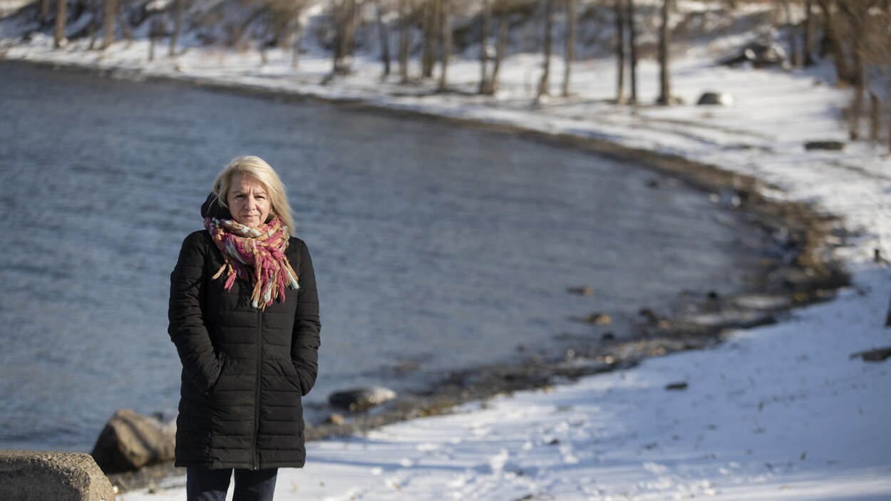 Nathalie Basque, membre de la communauté micmaque de Gespeg, en Gaspésie, pose devant le fleuve Saint-Laurent.