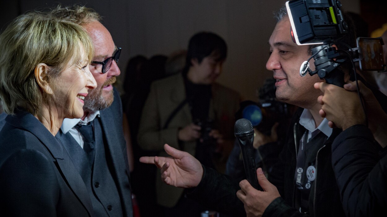 Deux interviewés et un intervieweur Deux interviewés et un intervieweur