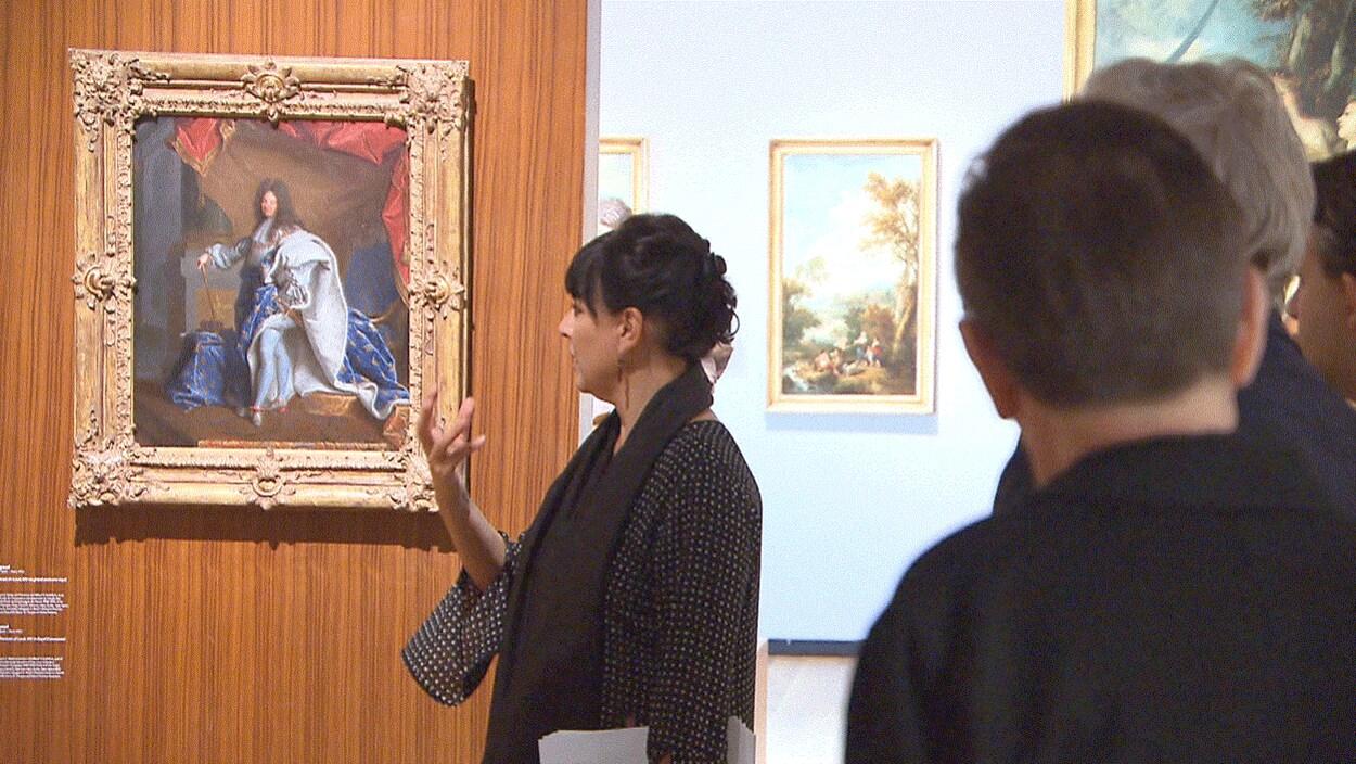 Nathalie Bondil, directrice générale du Musée des beaux-arts de Montréal, devant le portrait de Louis XIV.