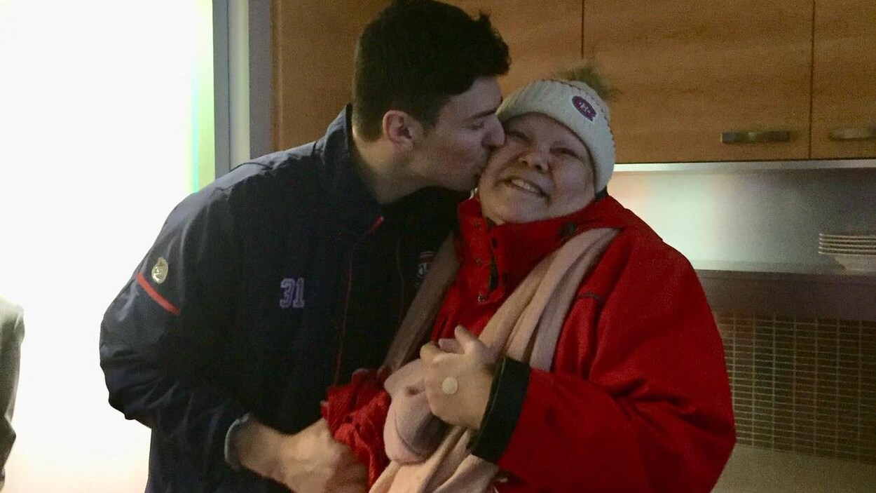 Carey Price embrasse Nathalie Gabriel Carey Price embrasse Nathalie Gabriel