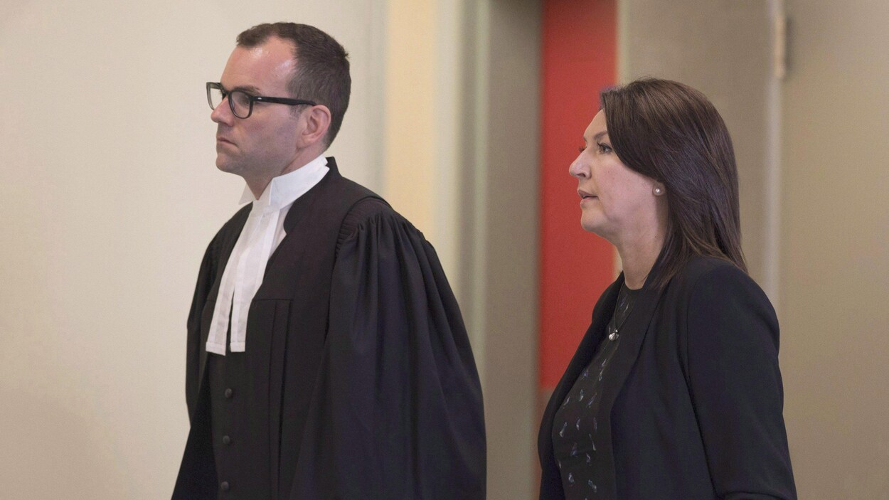 Nathalie Normandeau en compagnie de son avocat, Maxime Roy, en août 2016.
