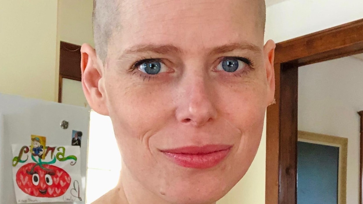 Nathalie Plaat avec les cheveux rasés.