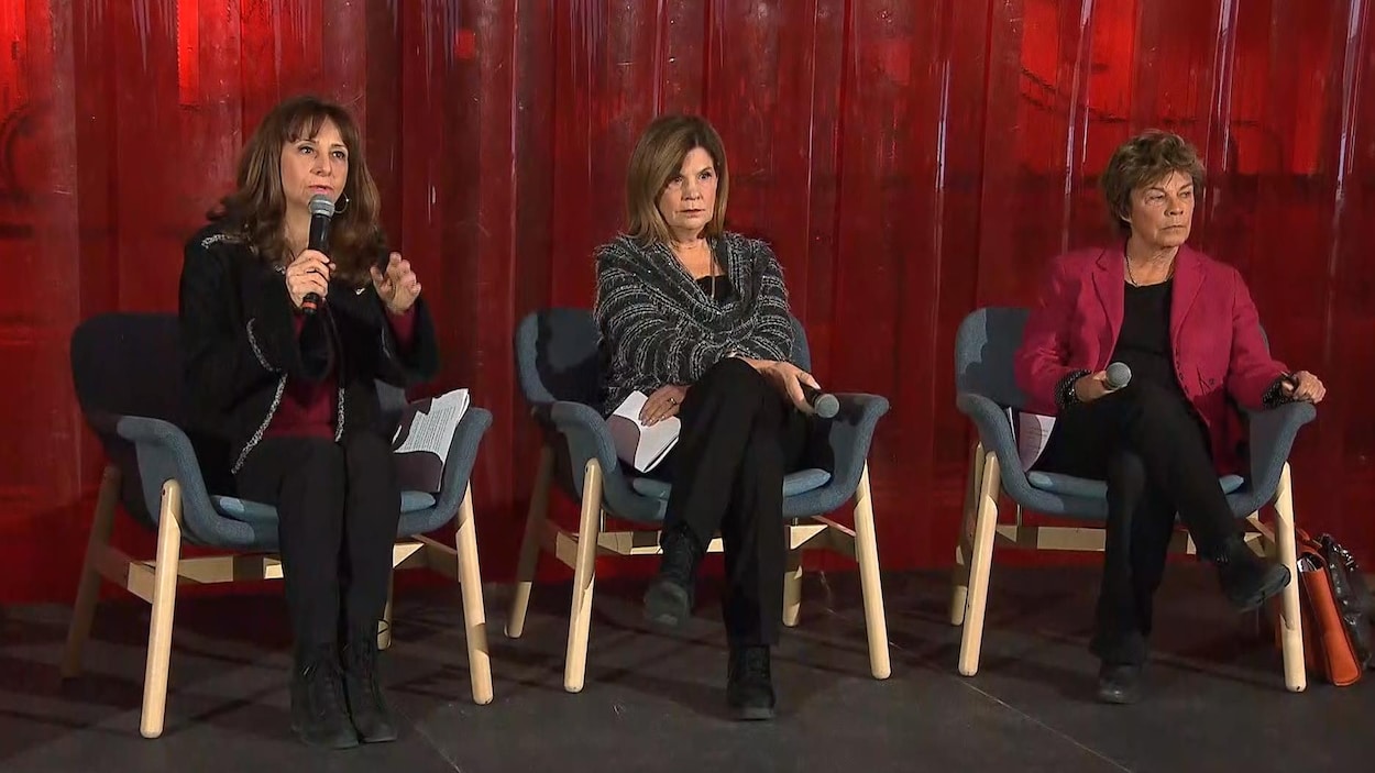 Les trois femmes assises sur des fauteuils.