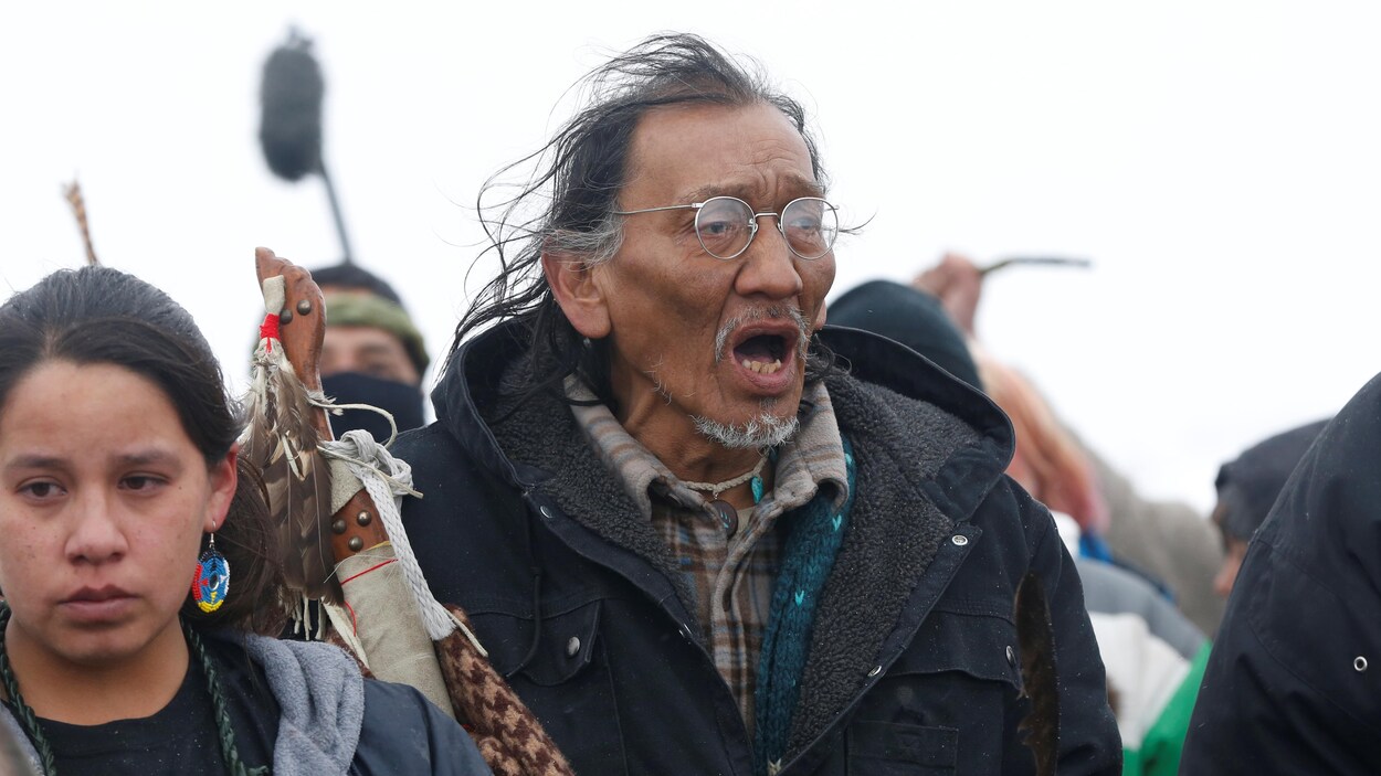 Nathan Phillips avec d'autres manifestants en 2017.