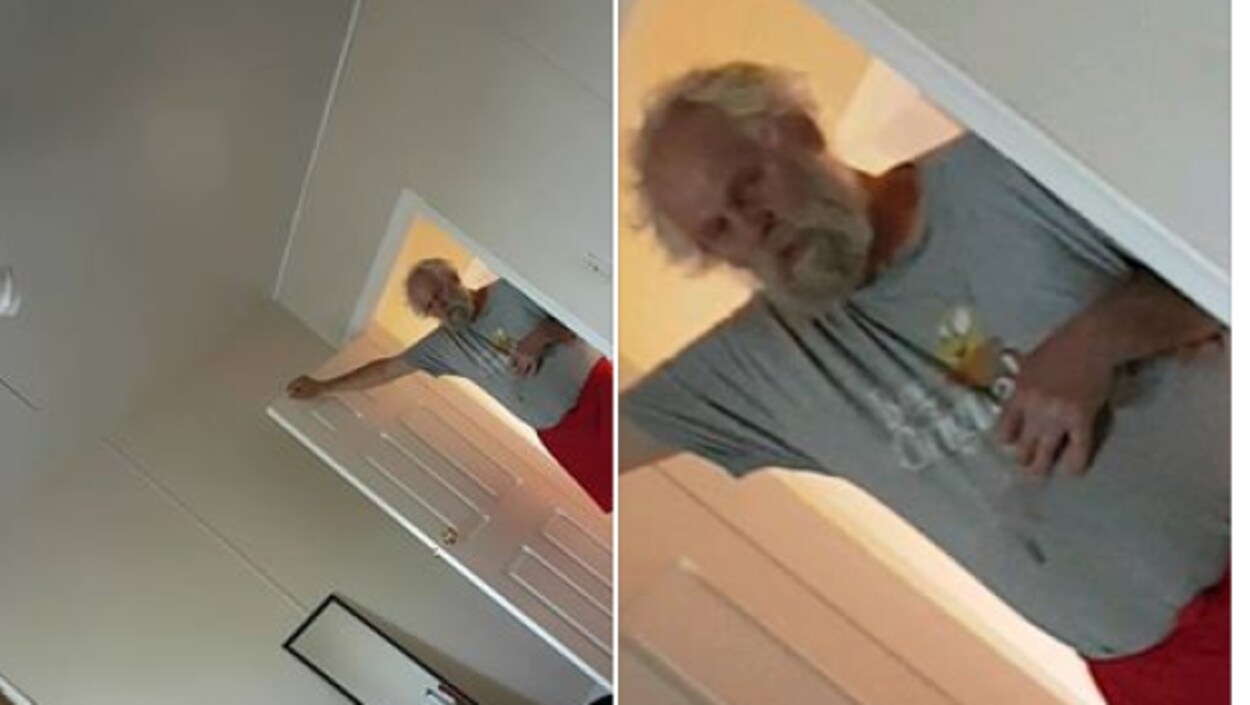 John Nathanial Porter se tient debout sur le seuil de la porte.