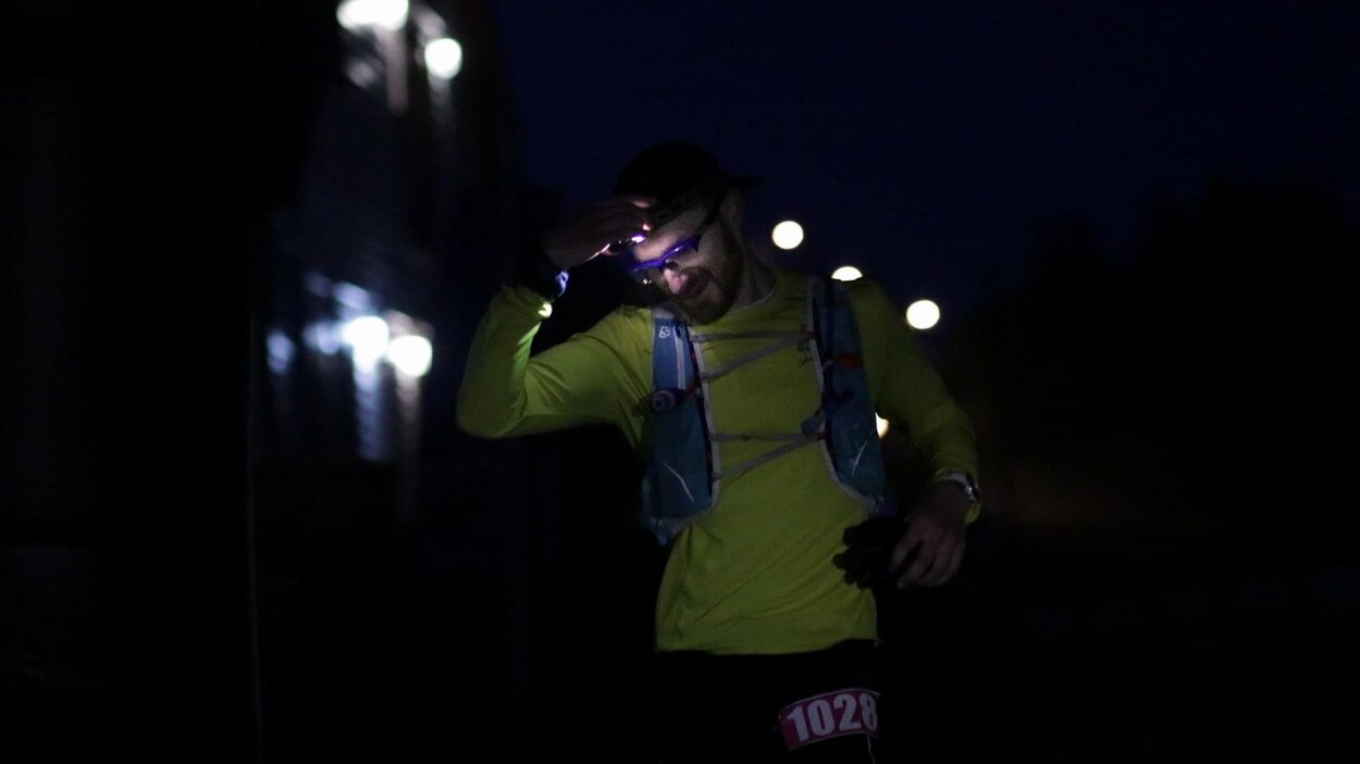 Un coureur dans la nuit.
