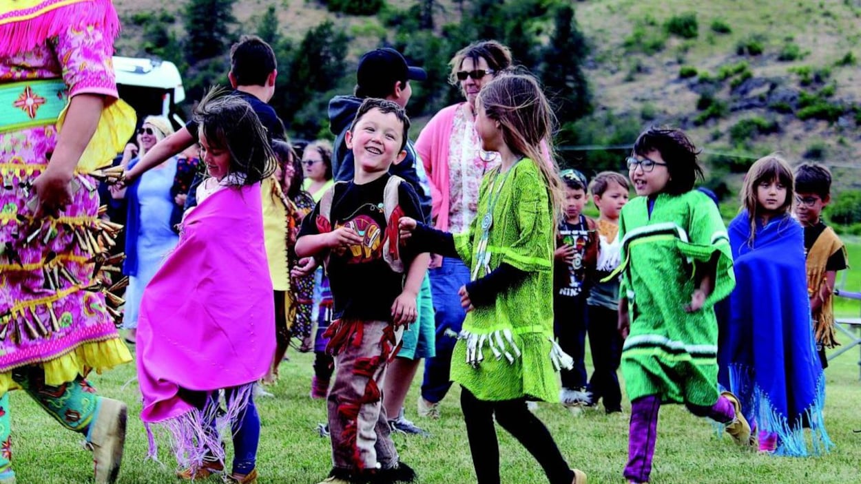 Des enfants s'amusent durant un pow-wow.
