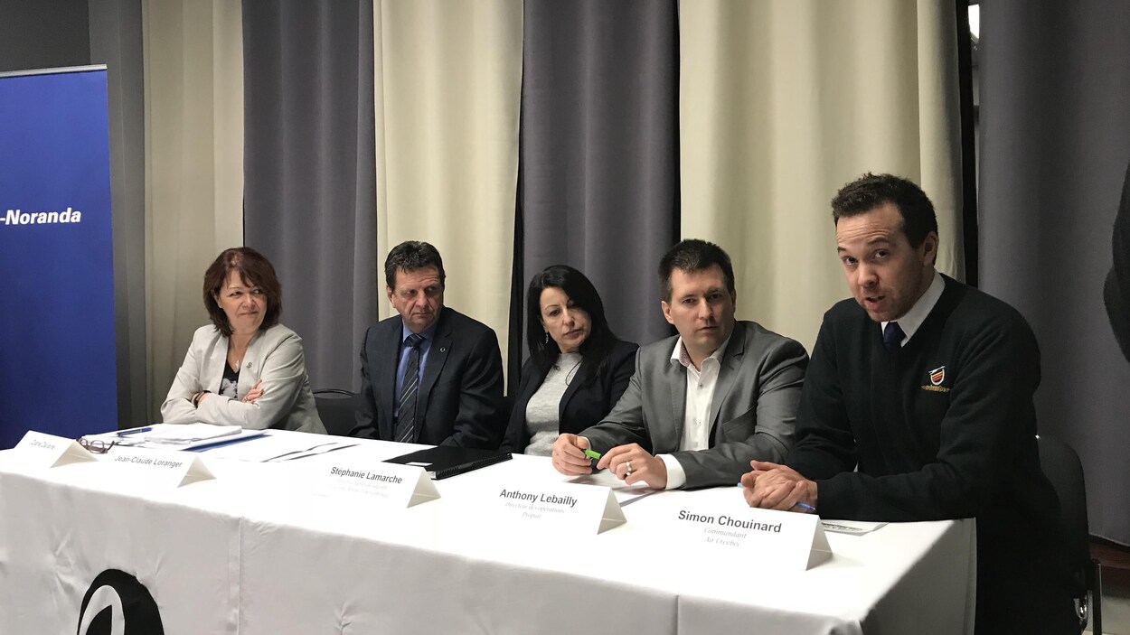La mairesse Diane Dallaire, le président de la Chambre de commerce de Rouyn-Noranda Jean-Claude Loranger, Stéphanie Lamarche de Tourisme Abitibi, Anthony Lebailly de Propair et le commandant Simon Chouinard d'Air Creebec.
