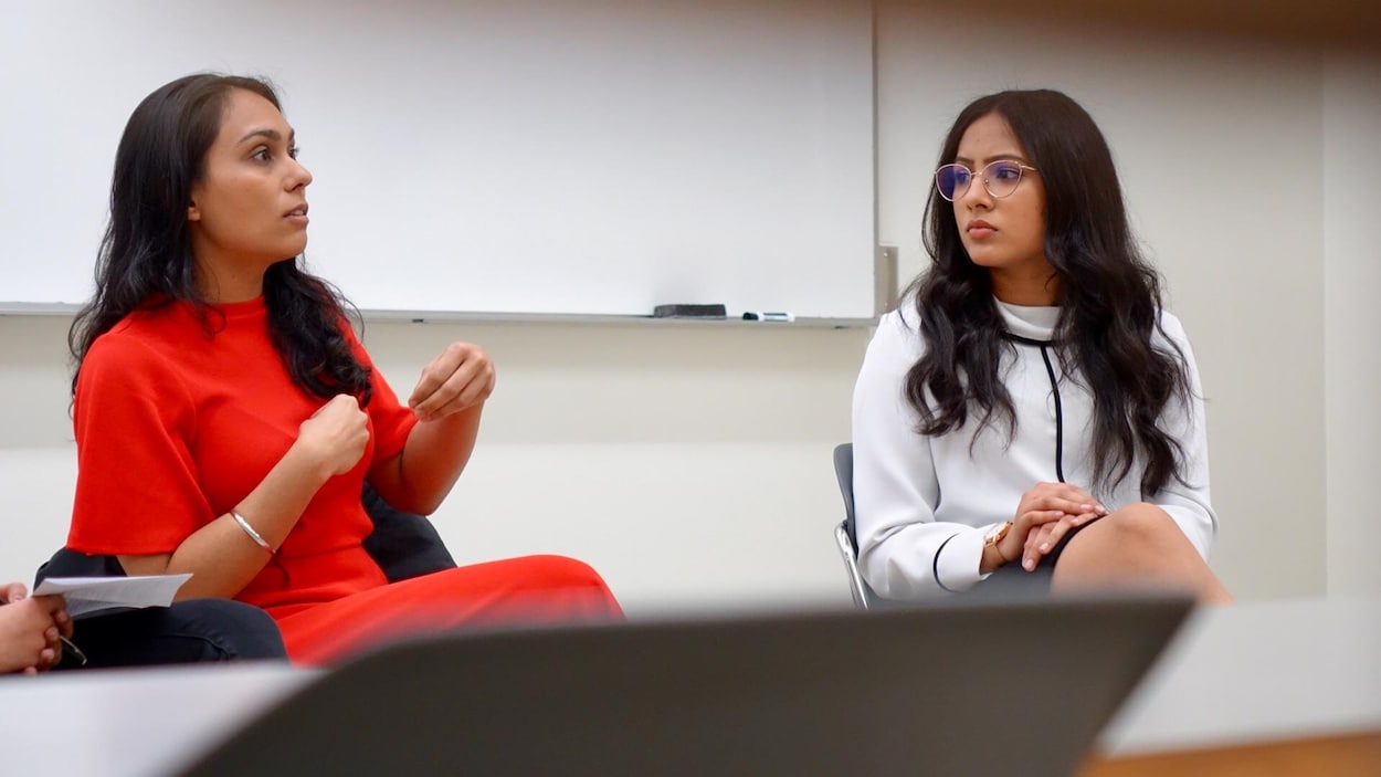 L'activiste néo-démocrate Nav Kaur, à gauche, dans une salle de l'Université de l'Alberta, à Edmonton.