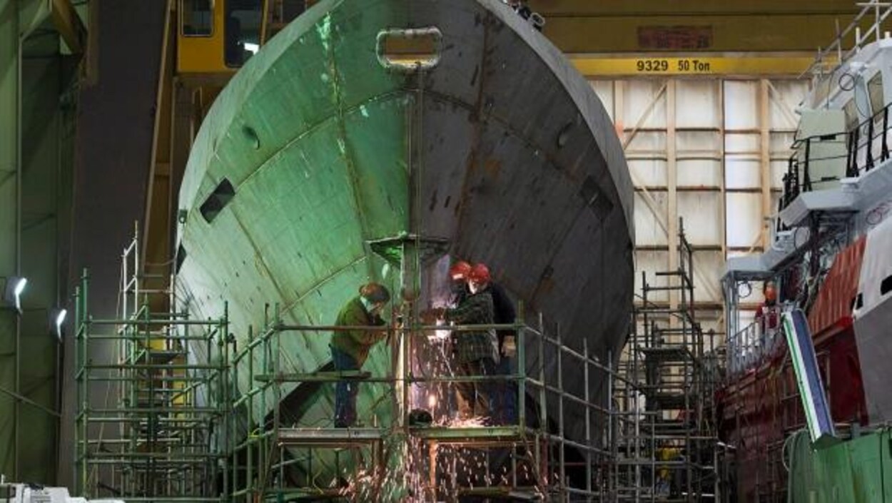 Des employés procèdent à des travaux d'entretien sur un navire au chantier naval Irving d'Halifax.