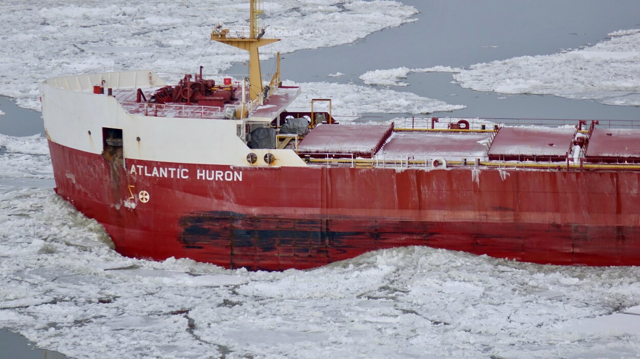 Un vraquier se faufile à travers les glaces sur le fleuve Saint-Laurent.
