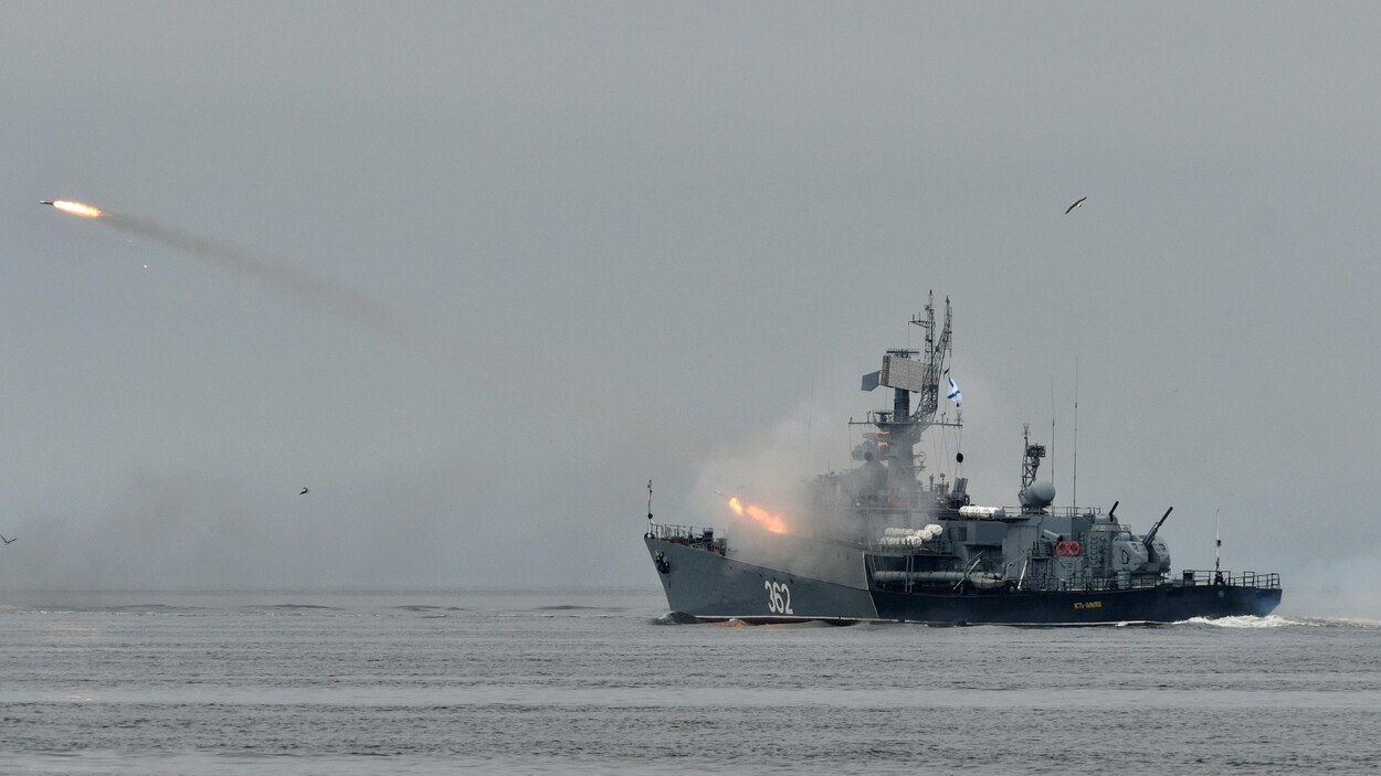 Un navire de guerre russe tire des missiles