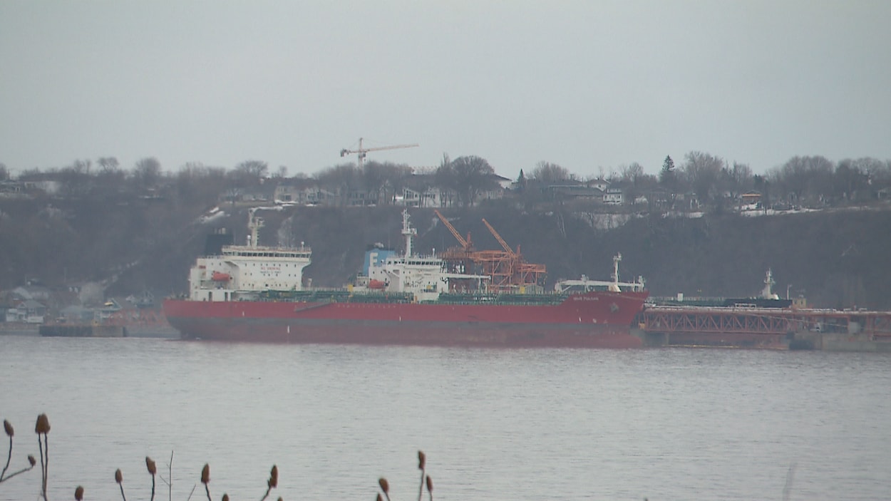 Un fil huileux a été aperçu à l'arrière de ce navire accosté au quai de la raffinerie Énergie Valero à Lévis. Un fil huileux a été aperçu à l'arrière de ce navire accosté au quai de la raffinerie Énergie Valero à Lévis.