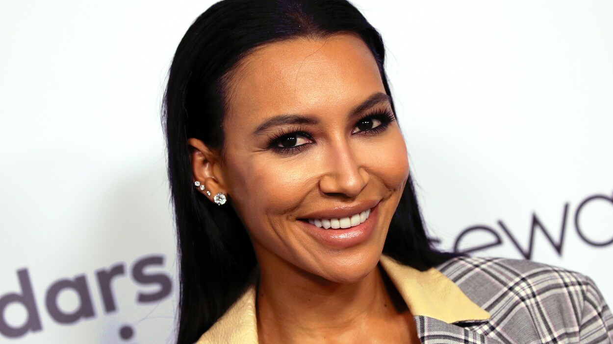 L'actrice Naya Rivera, tout sourire, sur un tapis rouge.