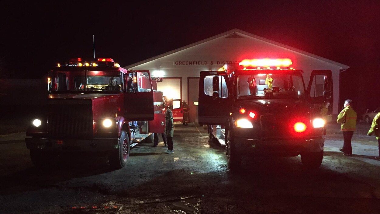 Des pompiers de Greenfield inspectent leur équipement.
