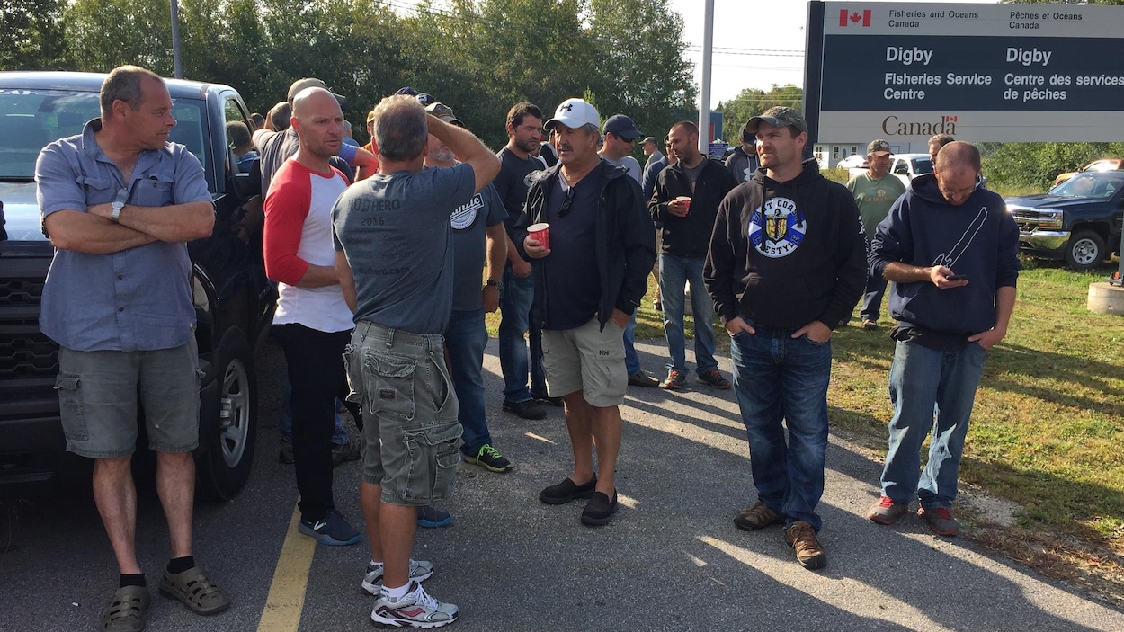Une centaine de pêcheurs ont manifesté devant les bureaux de Pêches et Océans Canada à Digby.