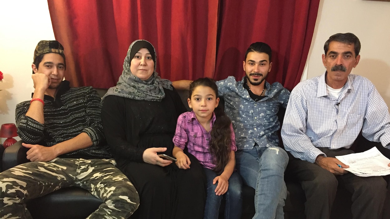 Ragheb Alturkmani, à la droite de la photo, était chauffeur d'autobus scolaire en Syrie avant son arrivée au Canada en 2016. Il cherche actuellement un emploi. Ragheb Alturkmani, à la droite de la photo, était chauffeur d'autobus scolaire en Syrie avant son arrivée au Canada en 2016. Il cherche actuellement un emploi.