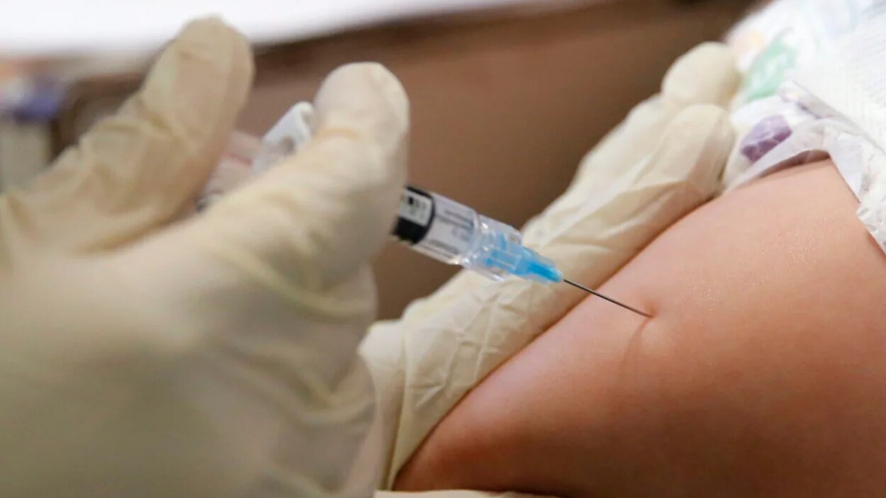 Un enfant reçoit une dose de vaccin