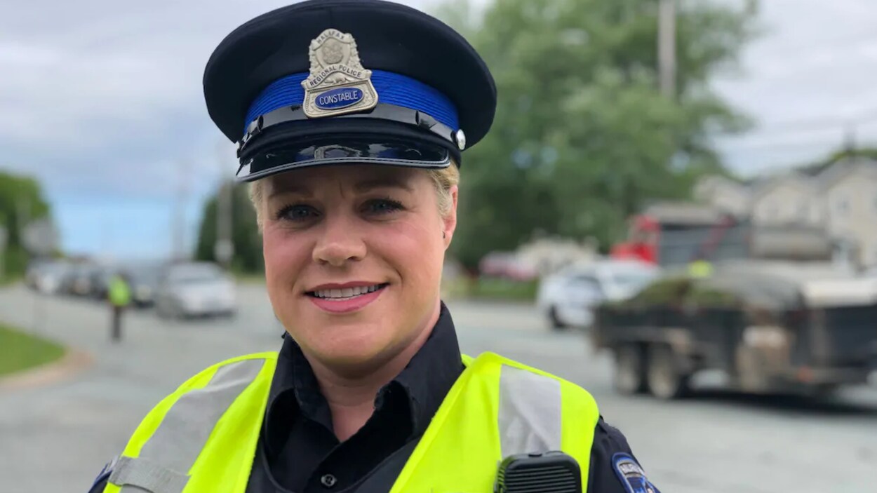 Kristine Fraser, de la Police régionale d'Halifax, sourit à la caméra.