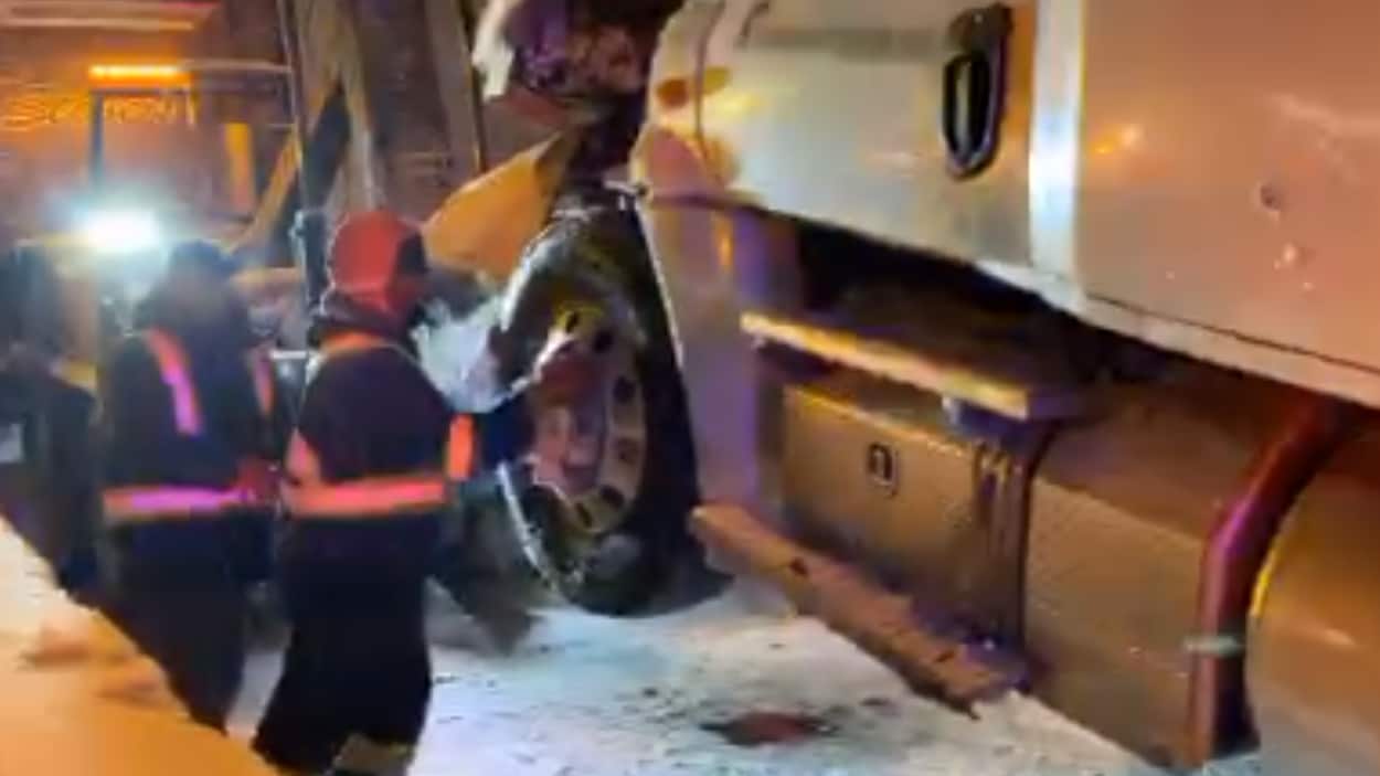 Un camion est accroché à une dépanneuse.