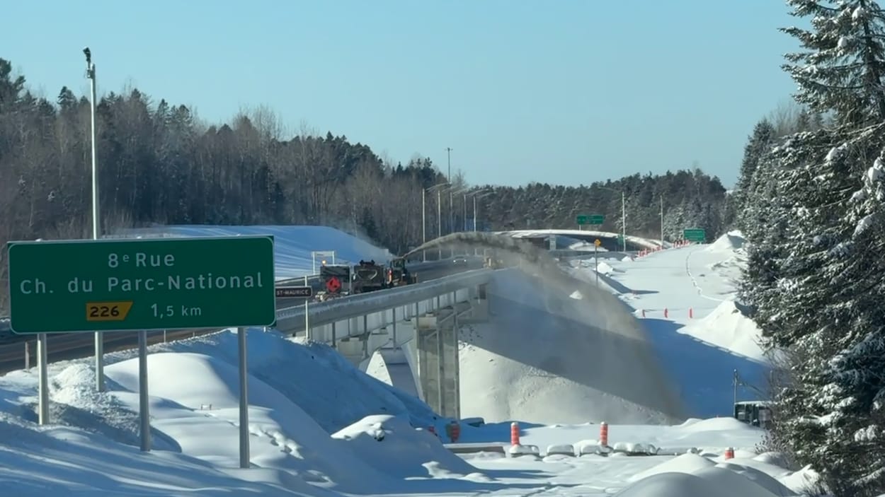 De la neige souillée jetée dans certains cours d’eau en Mauricie