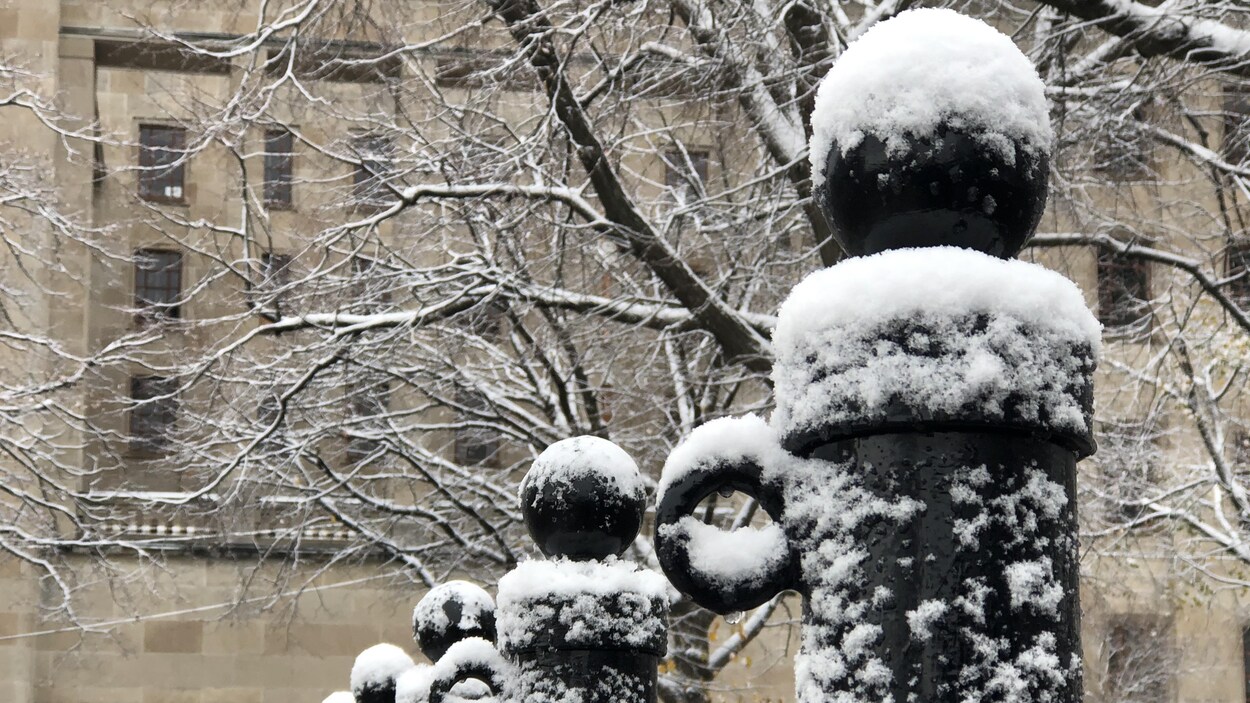La neige s'agglutine sur des poteaux métalliques, à proximité des immeubles fédéraux.