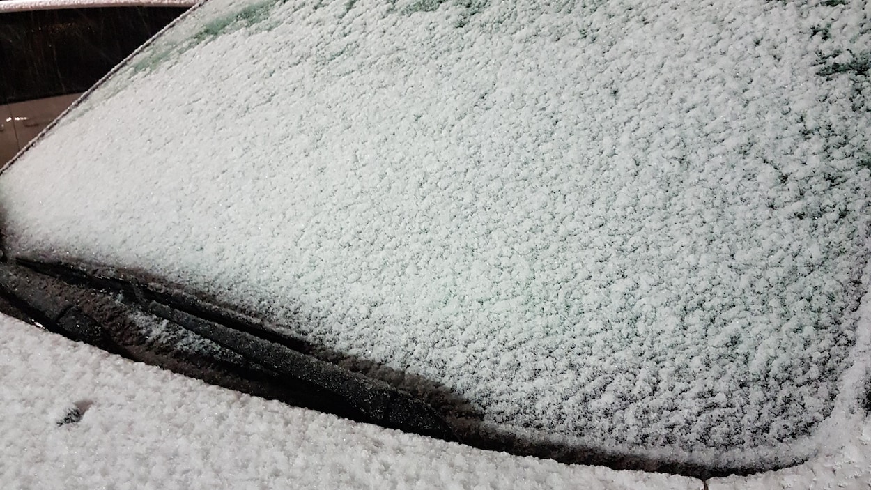 De la neige sur le pare-brise d'une voiture. De la neige sur le pare-brise d'une voiture.