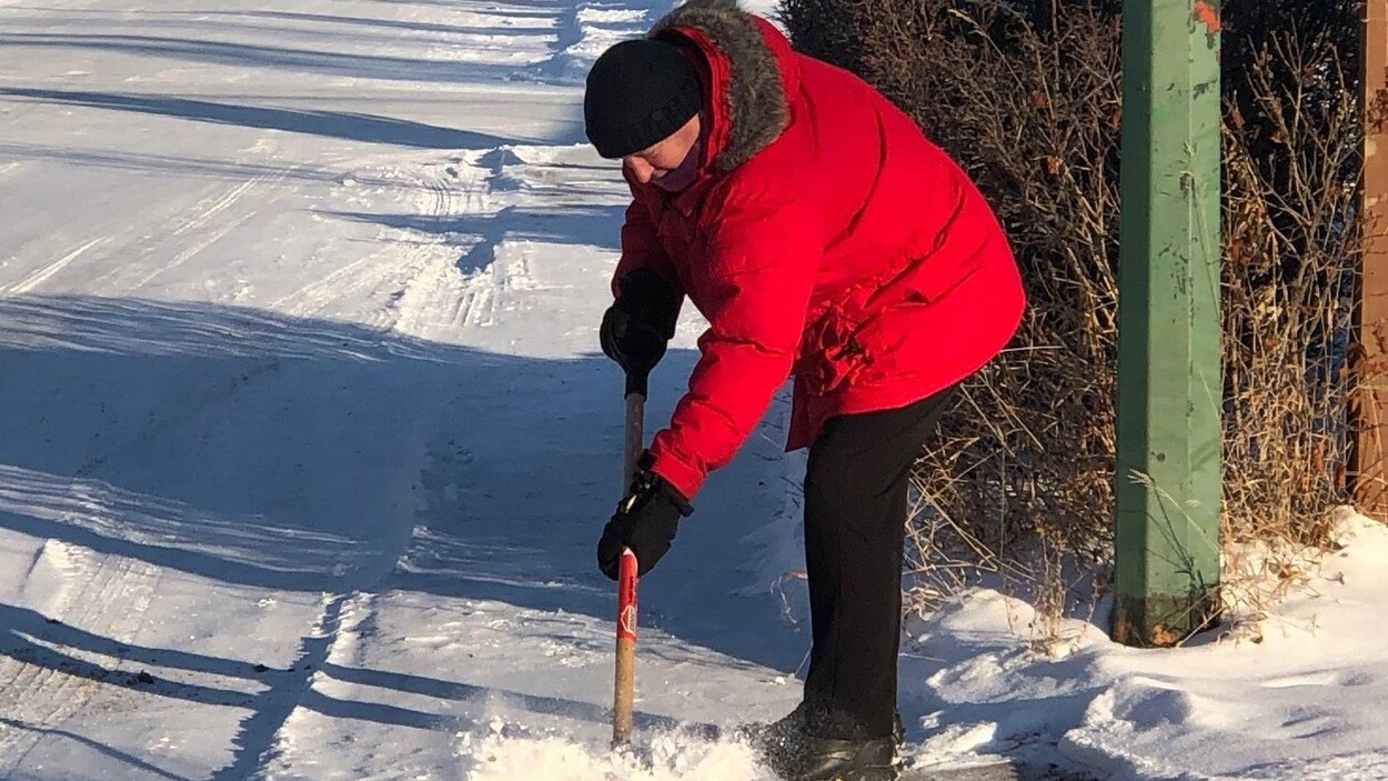 Bill Pratt déblaye un trottoir de Regina.