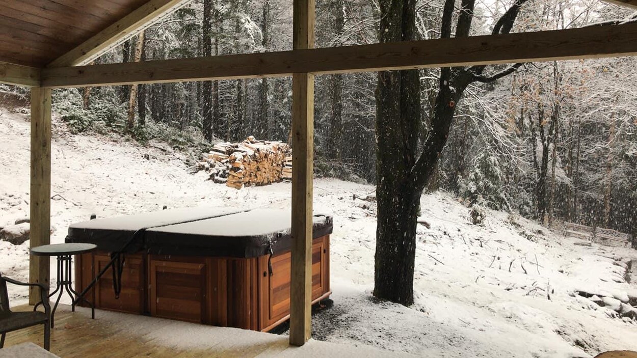 De la neige sur le sol près d'un boisé