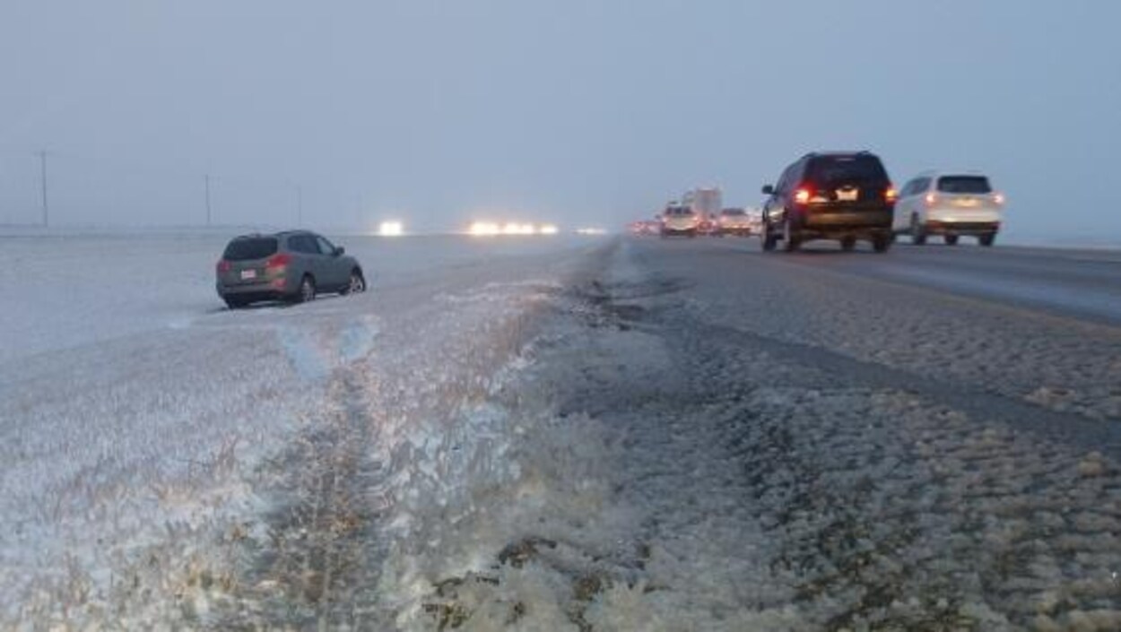 Des sorties de route ont eu lieu lundi matin sur l'autoroute 2, entre Airdrie et Balzac, en raison de la neige. Des sorties de route ont eu lieu lundi matin sur l'autoroute 2, entre Airdrie et Balzac, en raison de la neige.