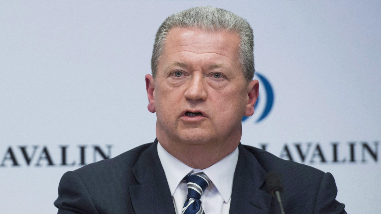 Neil Bruce s'adresse aux journalistes.
