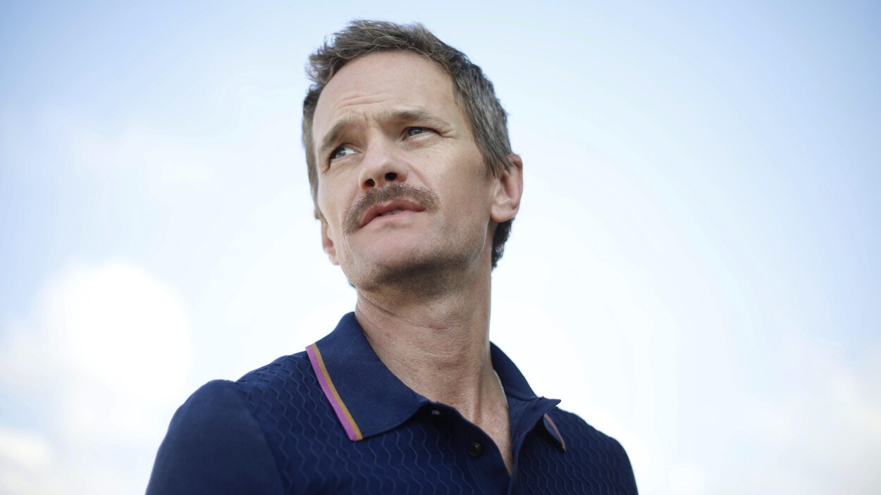 Neil Patrick Harris porte une moustache.