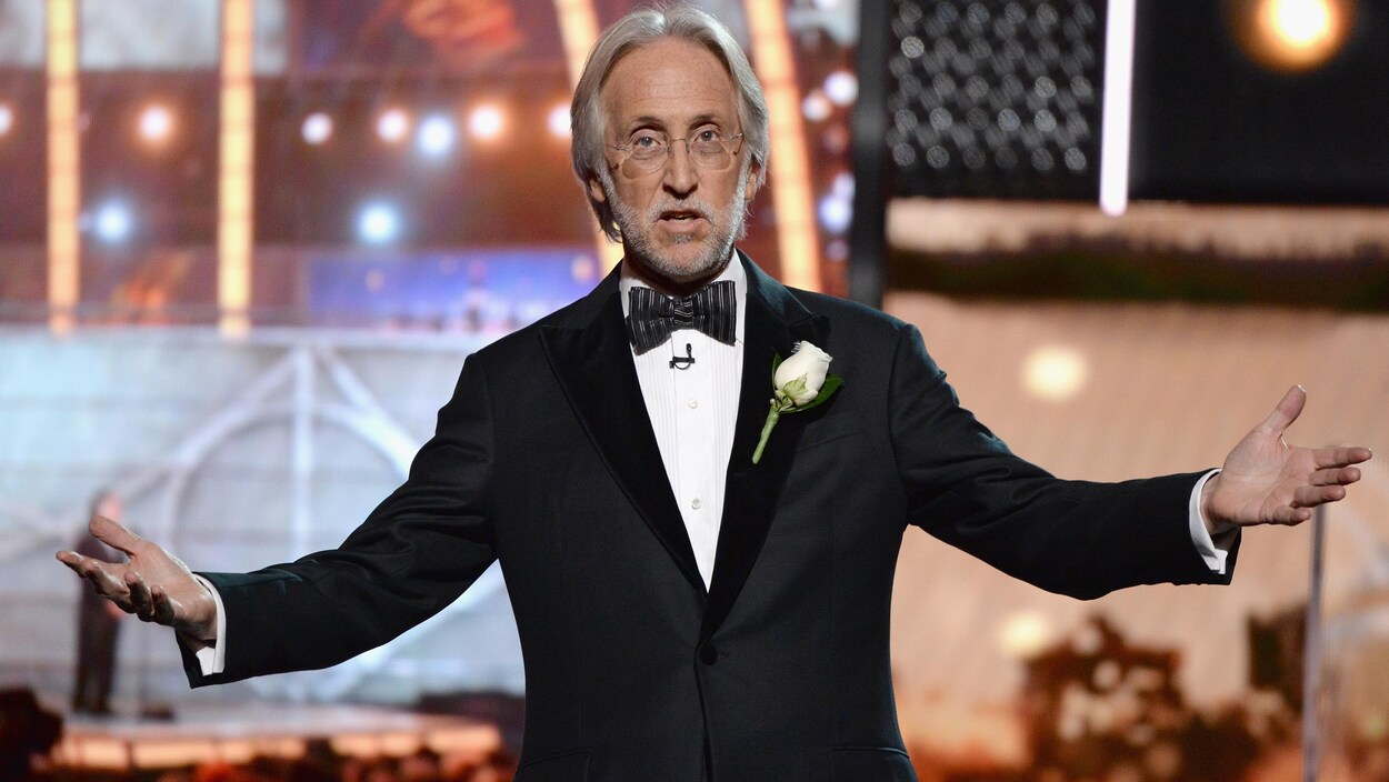 Neil Portnow, PDG de la Recording Academy, l’association des professionnels de la musique aux États-Unis, s'exprime sur la scène des prix Grammy 2018.
