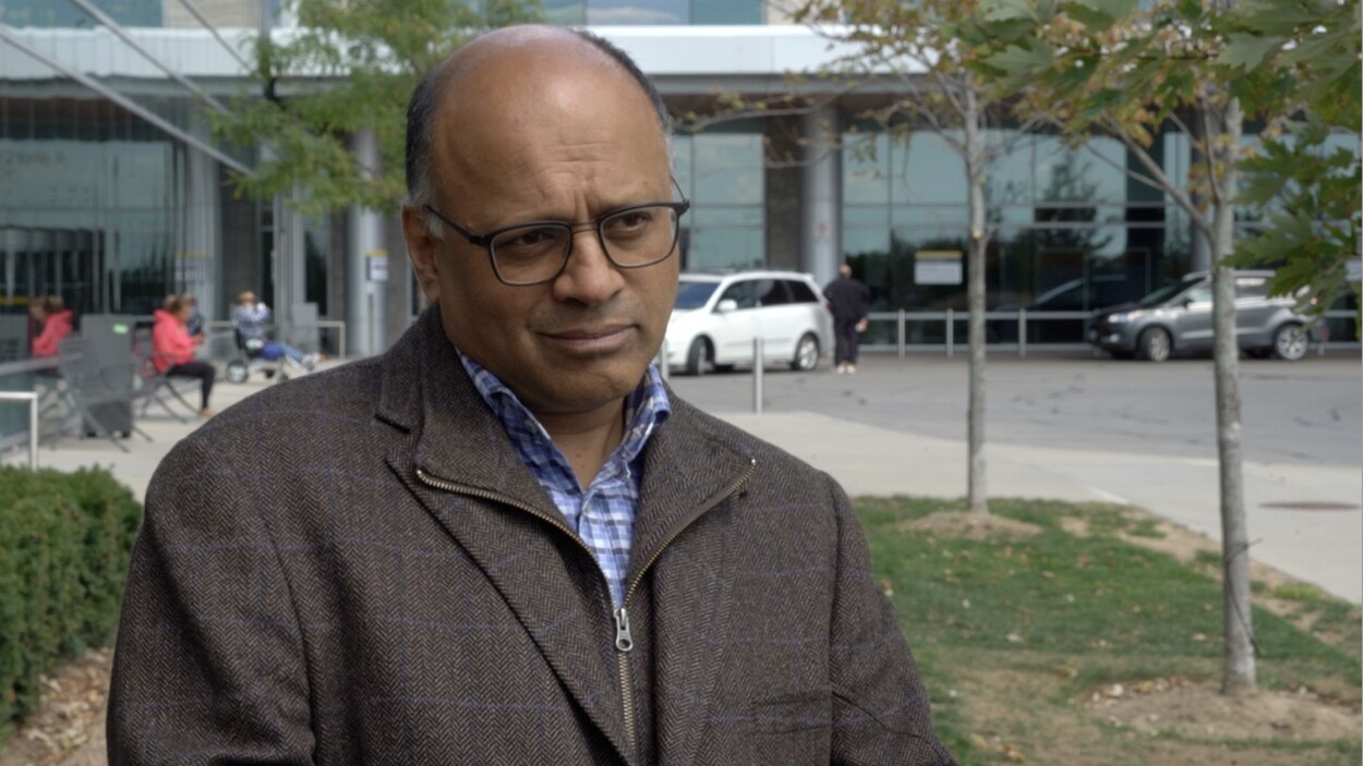 Le Dr Neil Rau devant l'hôpital d'Oakville, en Ontario.