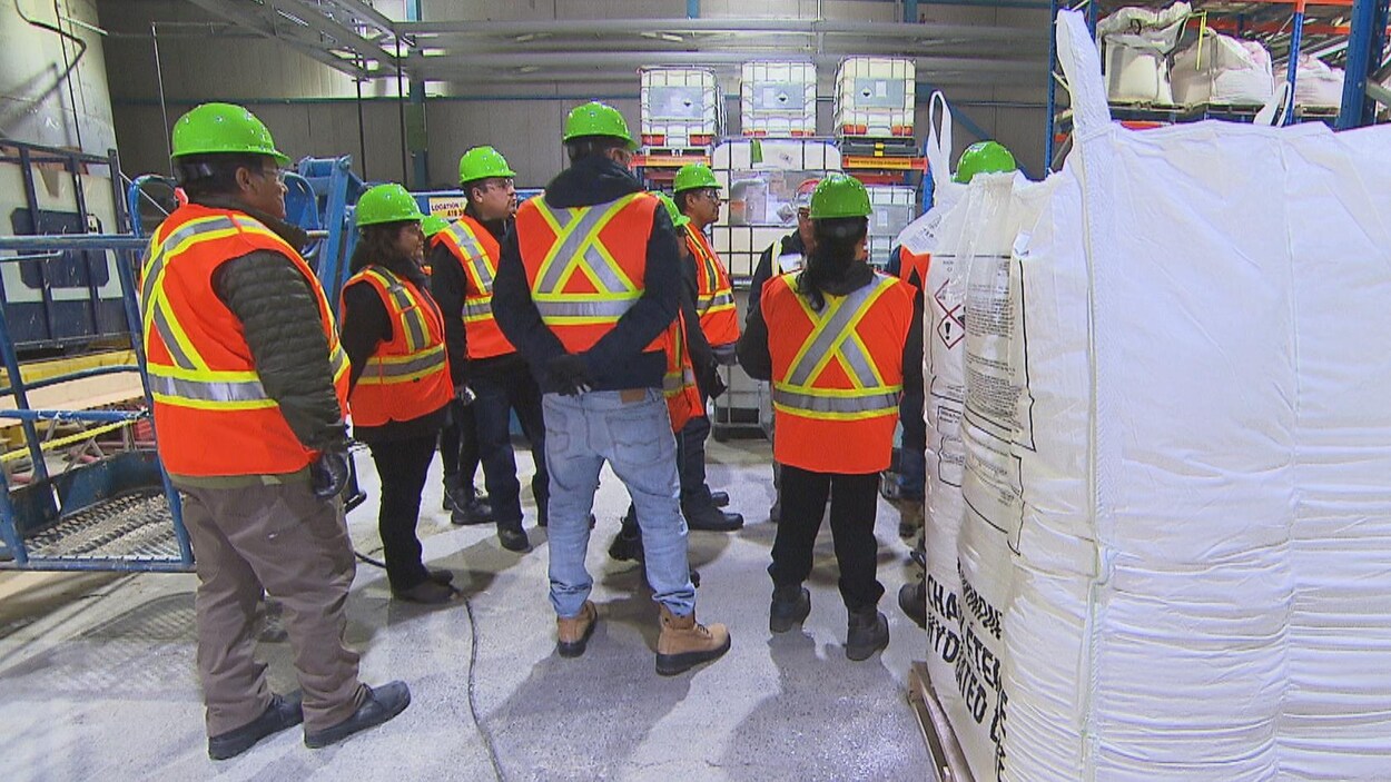 Des membres de la communauté crie sont en formation chez Nemaska Lithium à Shawinigan.