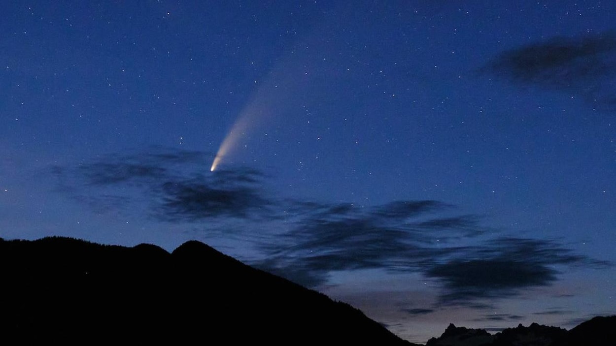 La comète Neowise est visible dans le ciel de Vancouver.