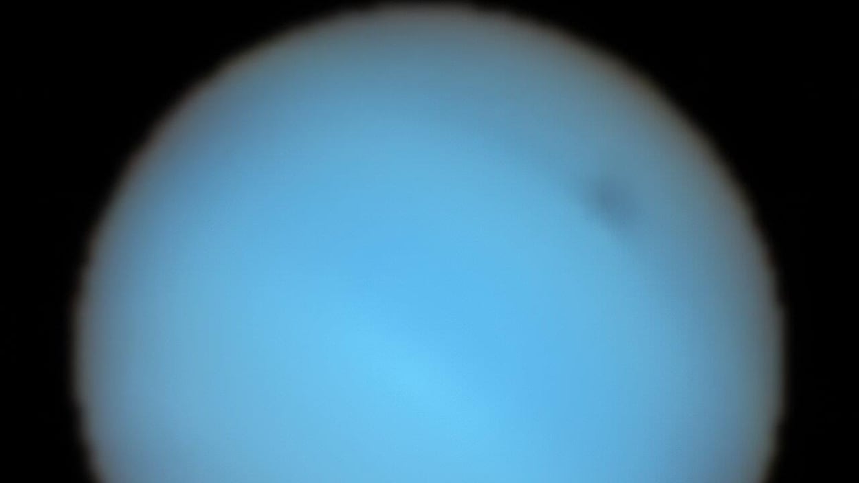 La mancha oscura de Neptuno detectada por primera vez desde la Tierra
