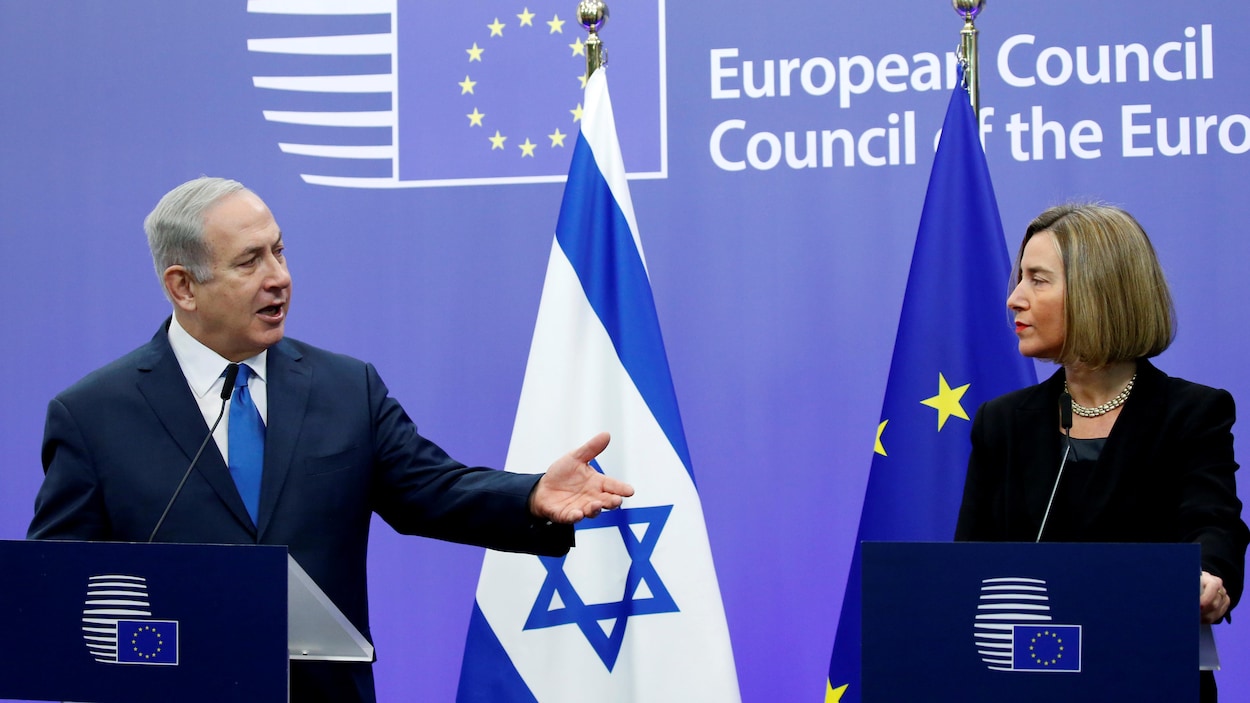 Benyamin Nétanyahou et Federica Mogherini devant les drapeaux d'Israël et de l'Union européenne Benyamin Nétanyahou et Federica Mogherini devant les drapeaux d'Israël et de l'Union européenne