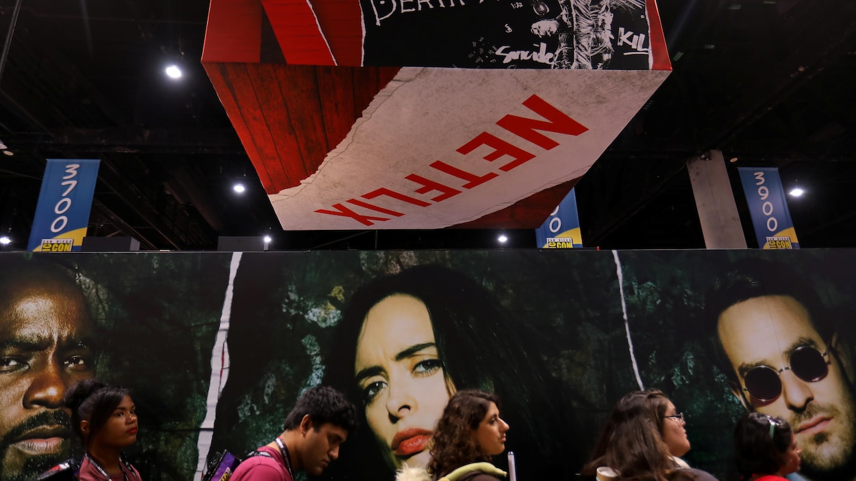 Logo de Netflix, photos d'artistes et gens qui font la queue