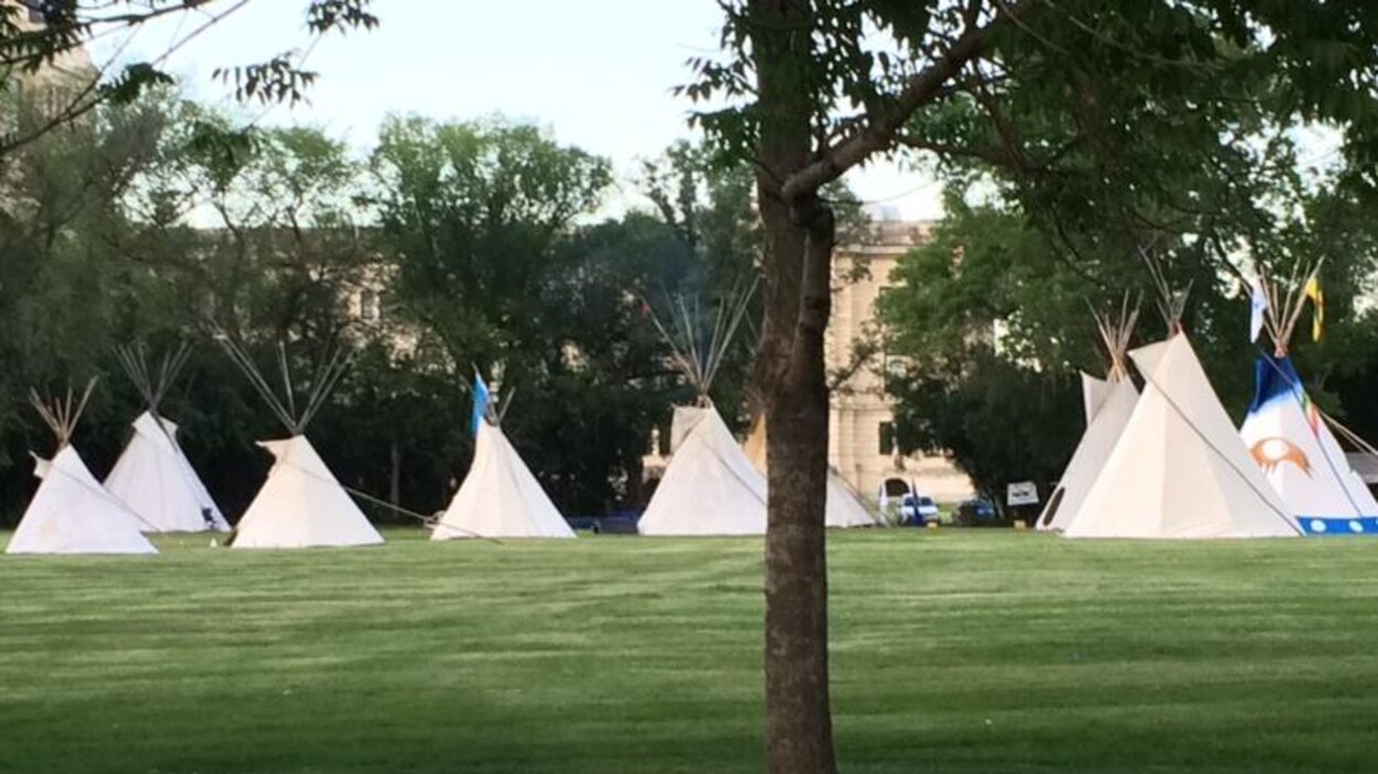 Neuf tipis sont installés sur le gazon devant l'Assemblée législative de la Saskatchewan.