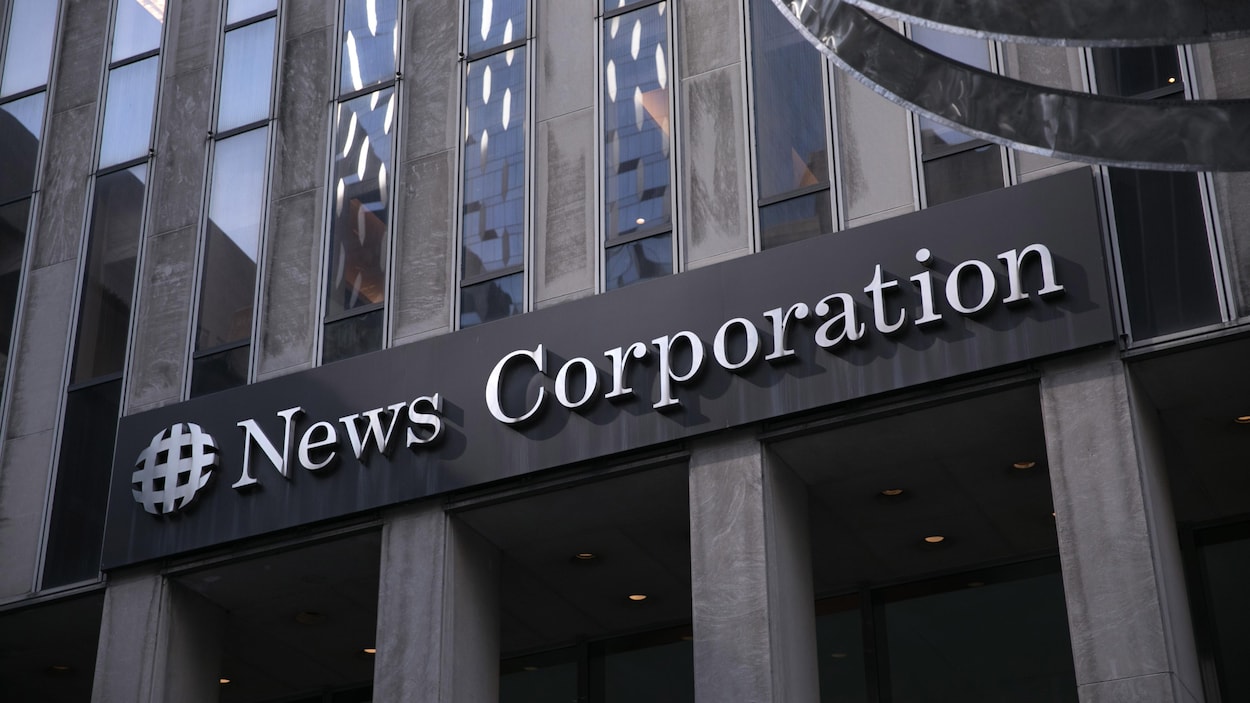 La devanture de l'édifice de la News Corporation sur la 6e Avenue à New York