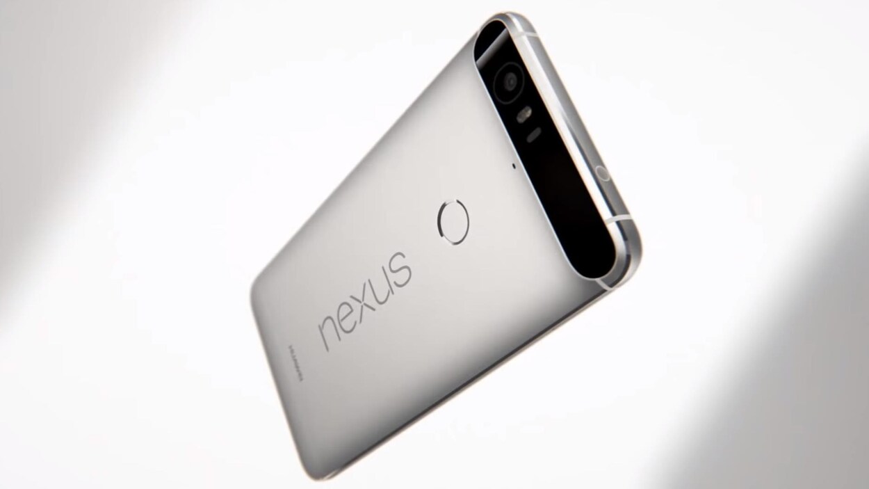 Le téléphone intelligent Nexus 6P, vu de dos.