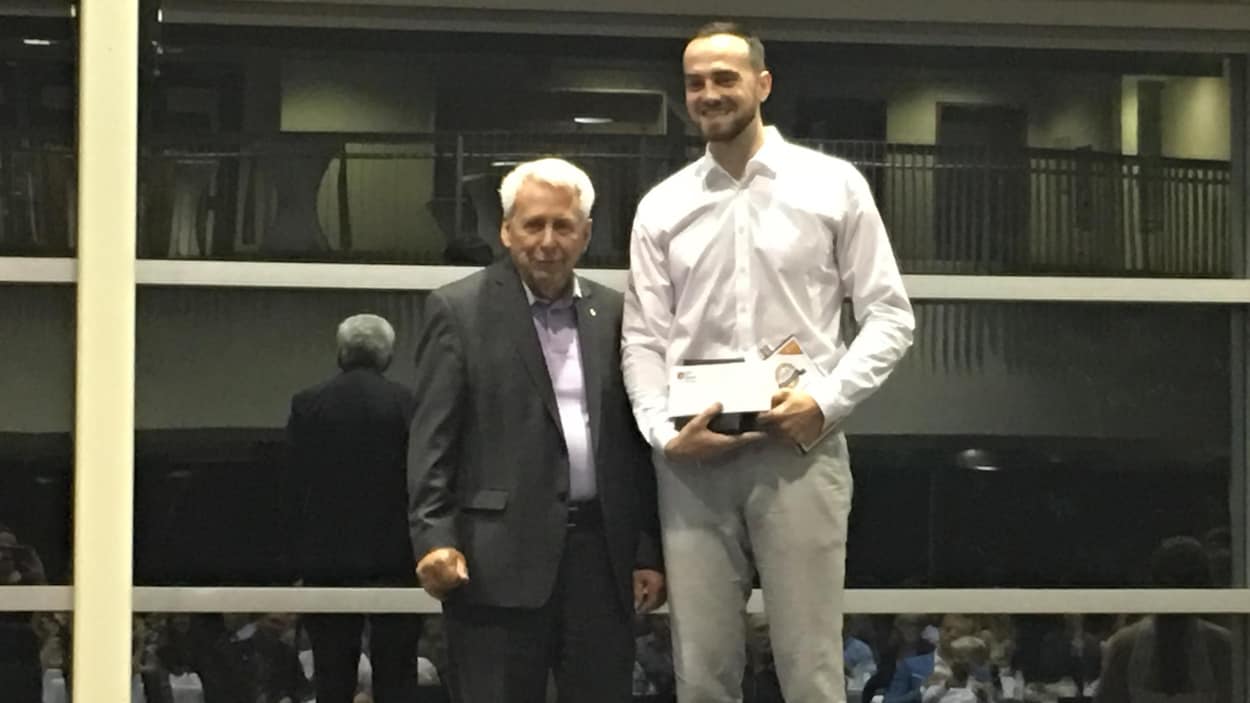 Le joueur de volleyball Nicholas Hoag sur scène au Gala Excellence Outaouais Le joueur de volleyball Nicholas Hoag sur scène au Gala Excellence Outaouais