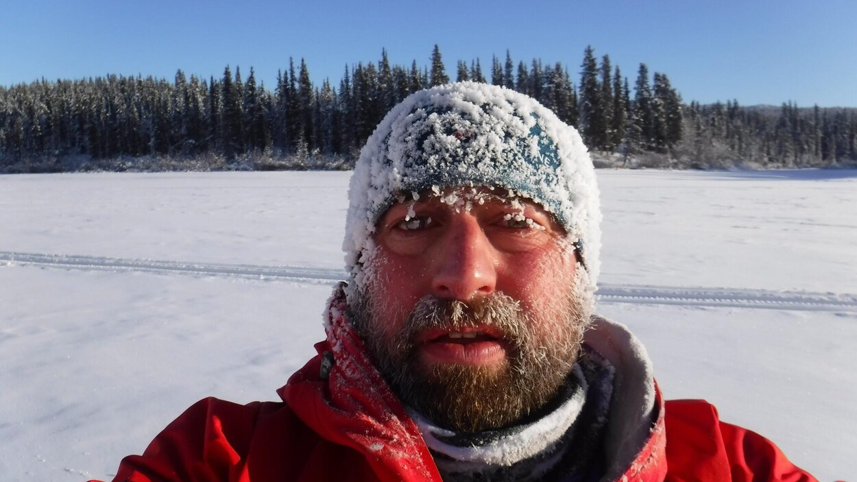 Un homme avec de la neige sur son visage.
