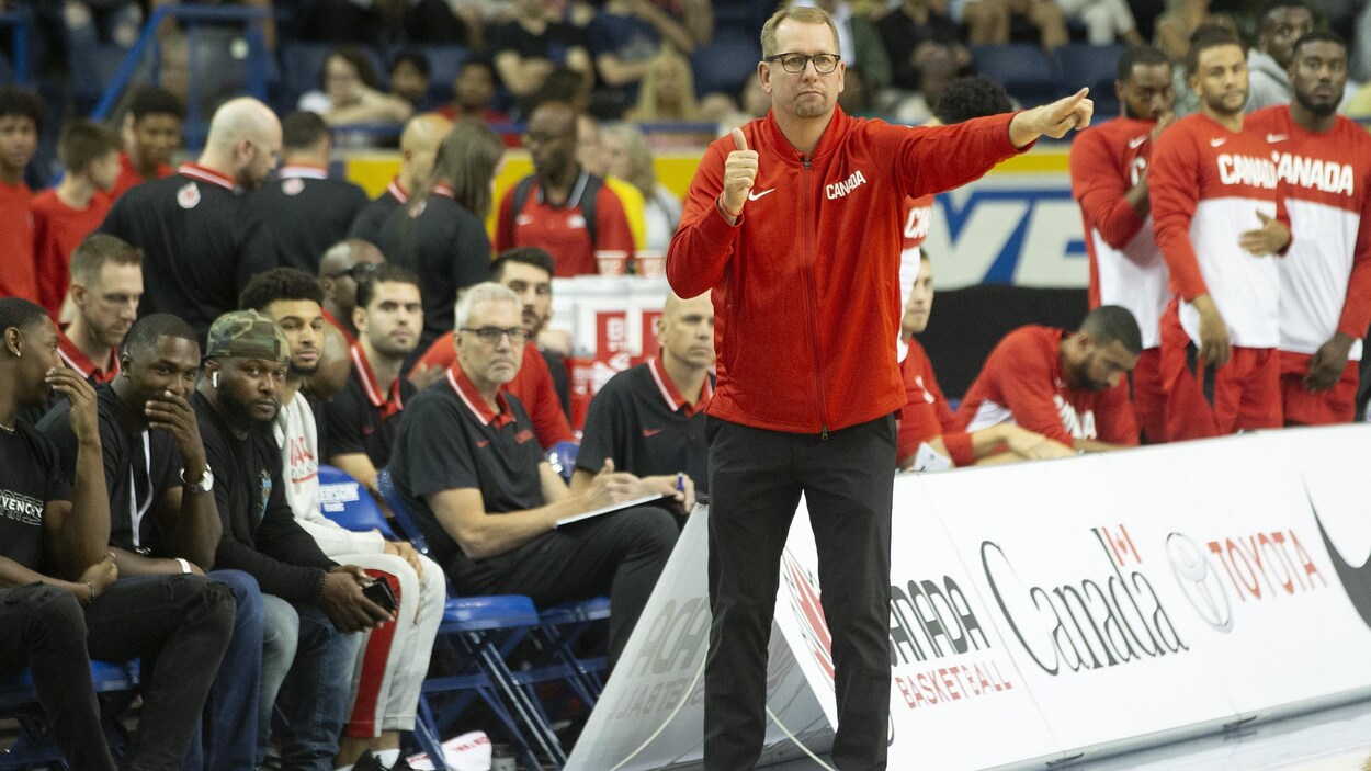 L’entraîneur du Canada, Nick Nurse, sur les lignes de côté.