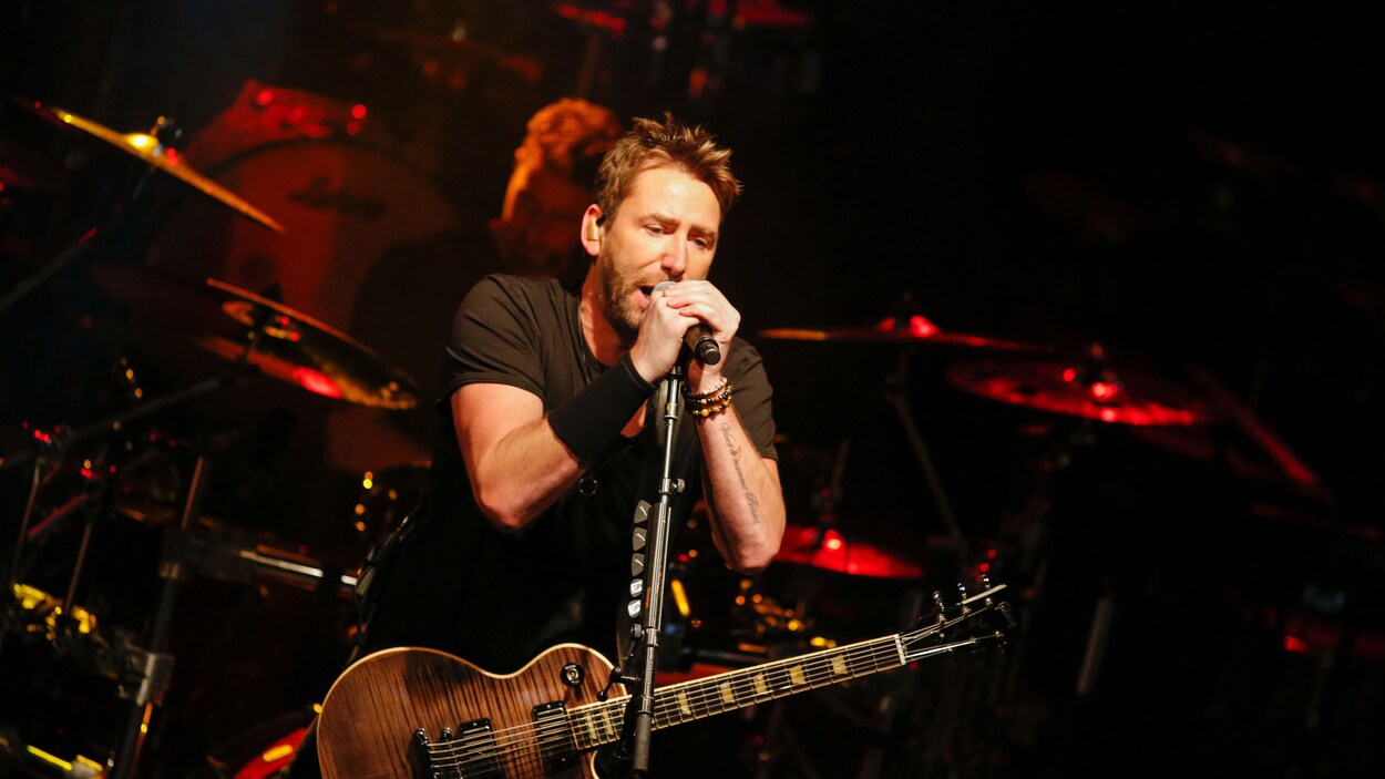 Le chanteur Chad Kroeger au micro pendant un concert de Nickelback.