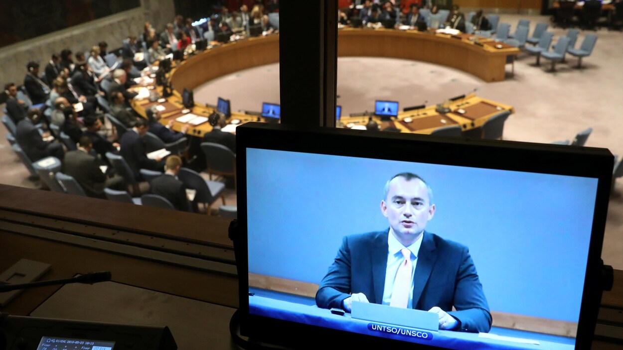 Un écran avec une vidéo du coordonnateur des Nations unies pour le Proche-Orient, Nickolay Mladenov, à Jérusalem. Il s'adresse aux membres du Conseil de sécurité de l'ONU, qui sont en arrière-plan.
